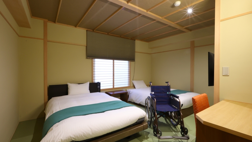 【バリアフリー和洋室】303号室　ベッド2台のうち1台は電動リクライニングベッドとなります