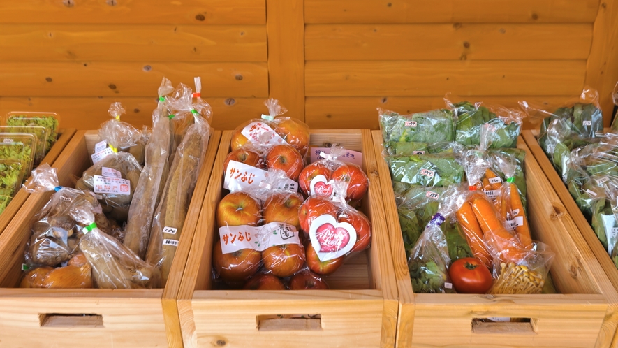 ■わいわい広場の直売所には新鮮な地元野菜が並びます