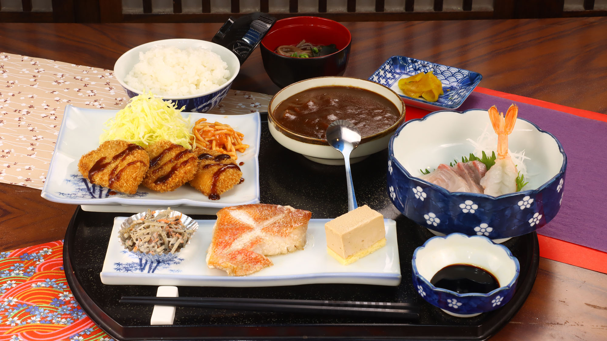 【夕食一例】地元産の海の幸を中心としたお料理。お肉料理もありますよ☆