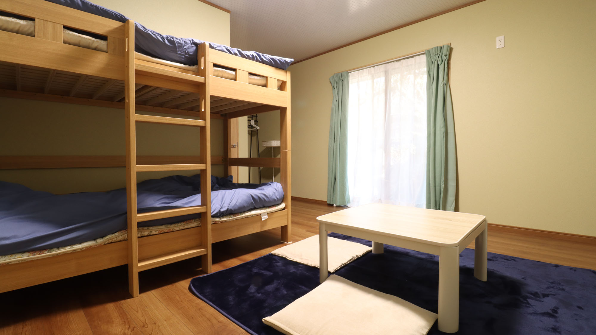 【本館】2段ベッド洋室 シャワールーム・トイレ付　