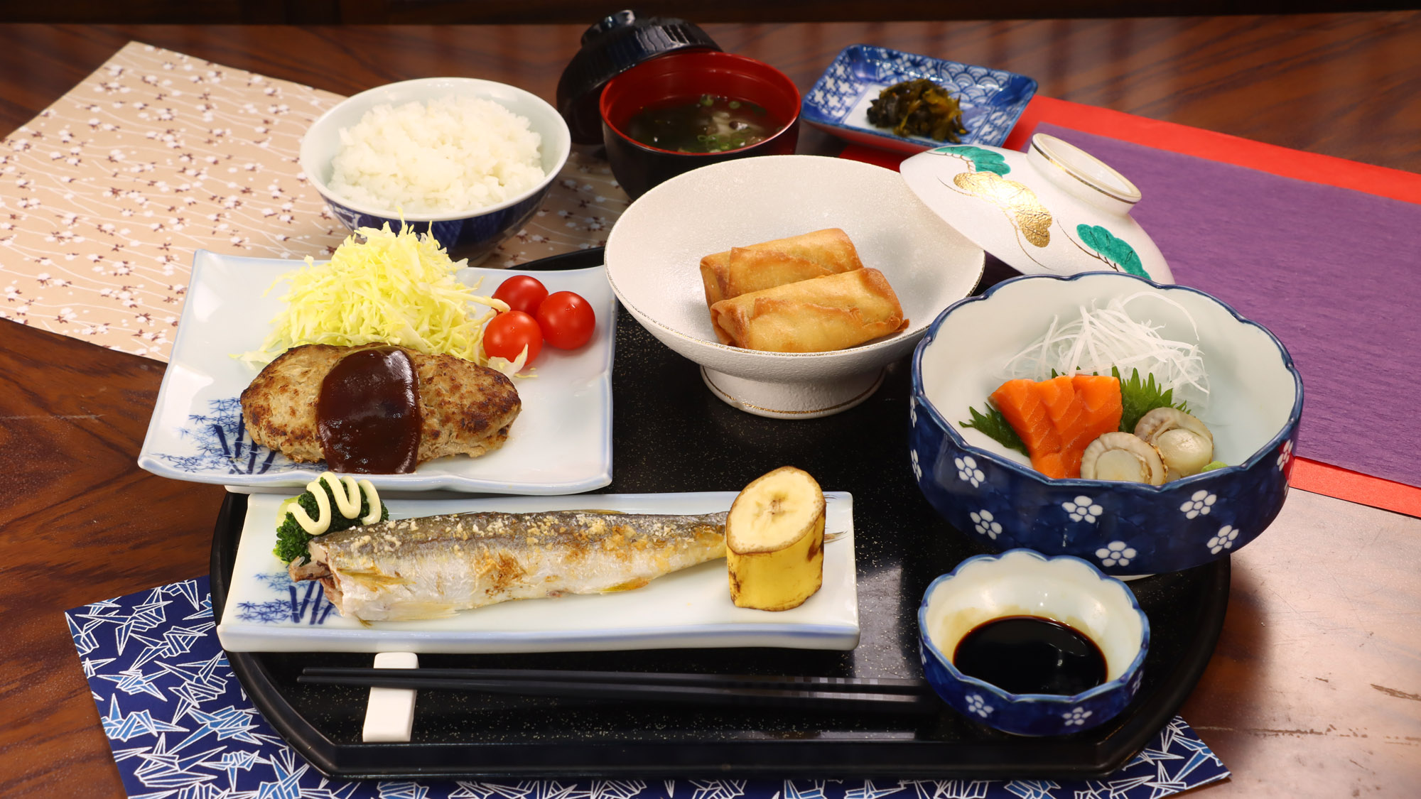 【夕食一例】地元産の海の幸を中心としたお料理。お肉料理もありますよ♪