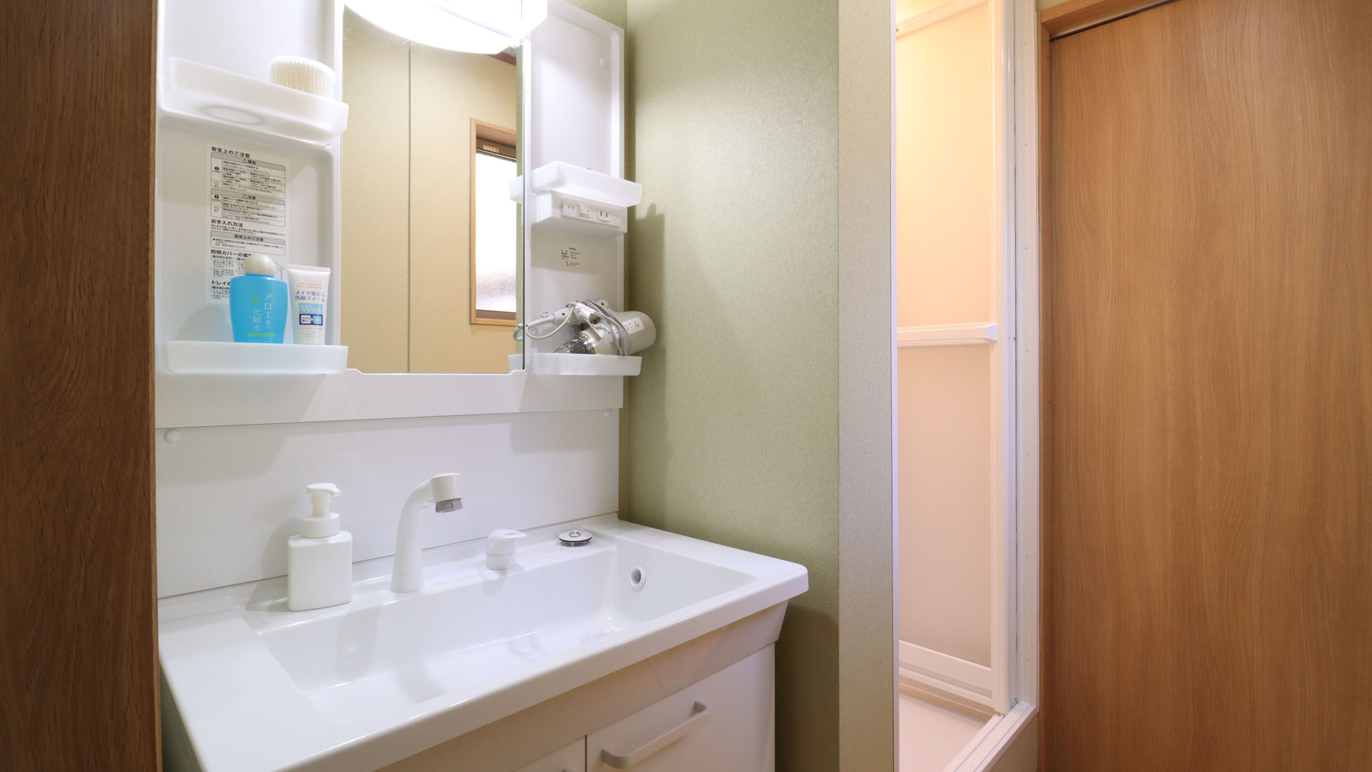 【本館】2段ベッド洋室 独立洗面台がついています