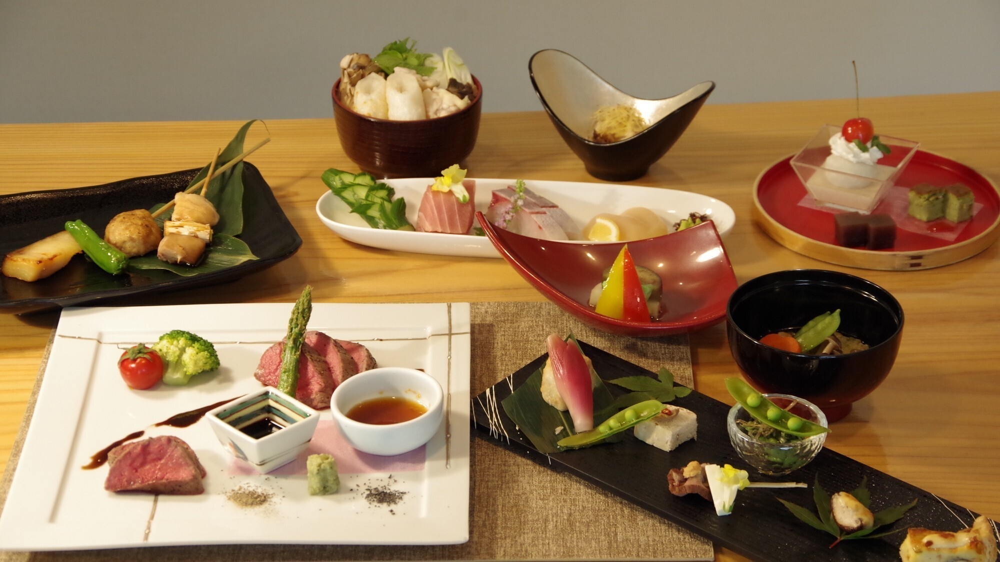 【夕食と朝食をプライベート空間へお届け】客室または個室で、お客様だけの空間でゆったりと食事を楽しむ