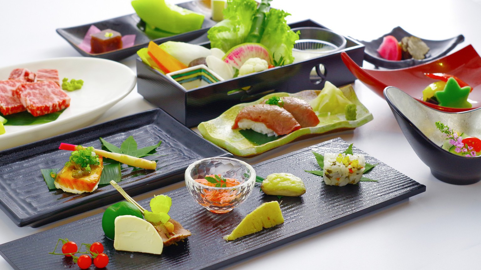 彩り豊かな地元野菜、秋田の名産品を使用した季節の創作郷土料理膳