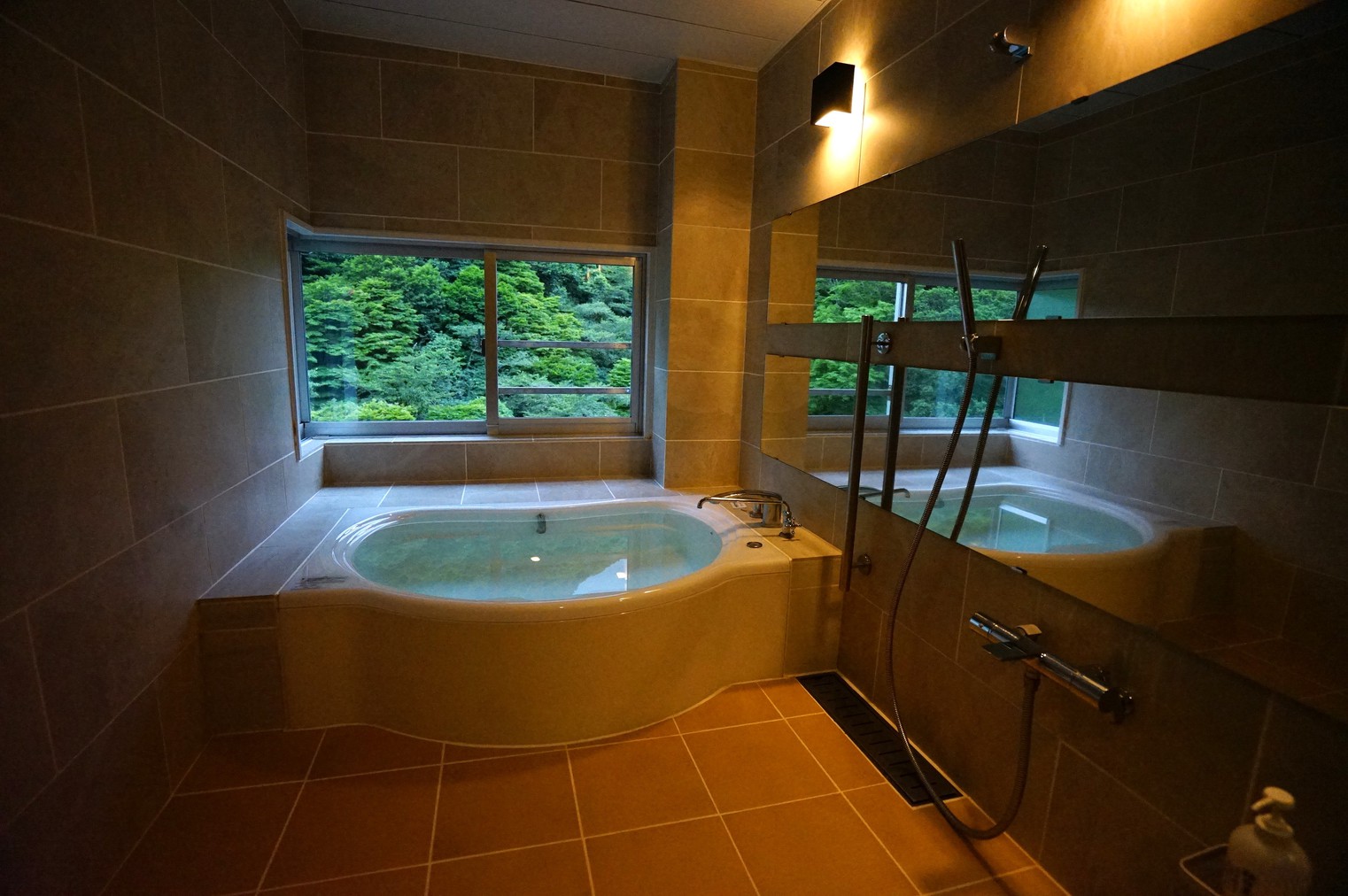 【源泉内風呂付】別館7階特別室　浴室イメージ