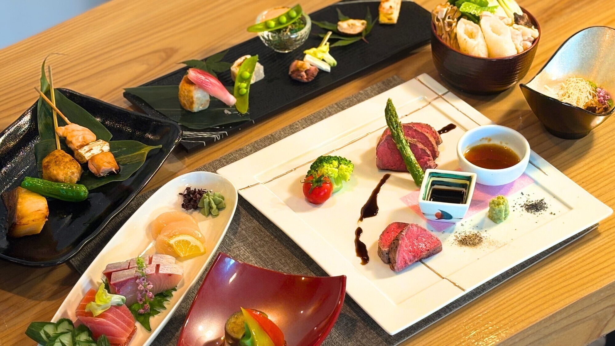 【夕食と朝食をプライベート空間へお届け】客室または個室で、お客様だけの空間でゆったりと食事を楽しむ