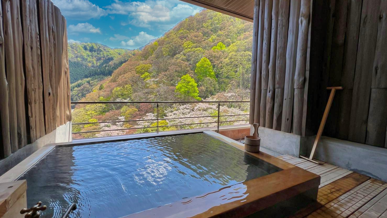 高層階から八幡平の雄大な自然を一望できる露天風呂