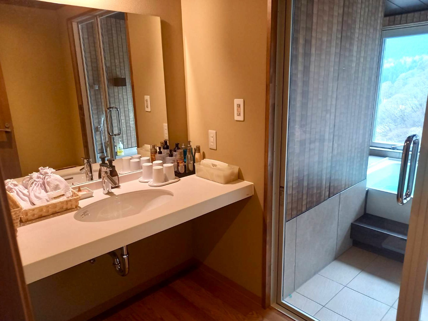 【源泉展望風呂付】本館10階157特別室◆洋室2間　84平米／脱衣場イメージ