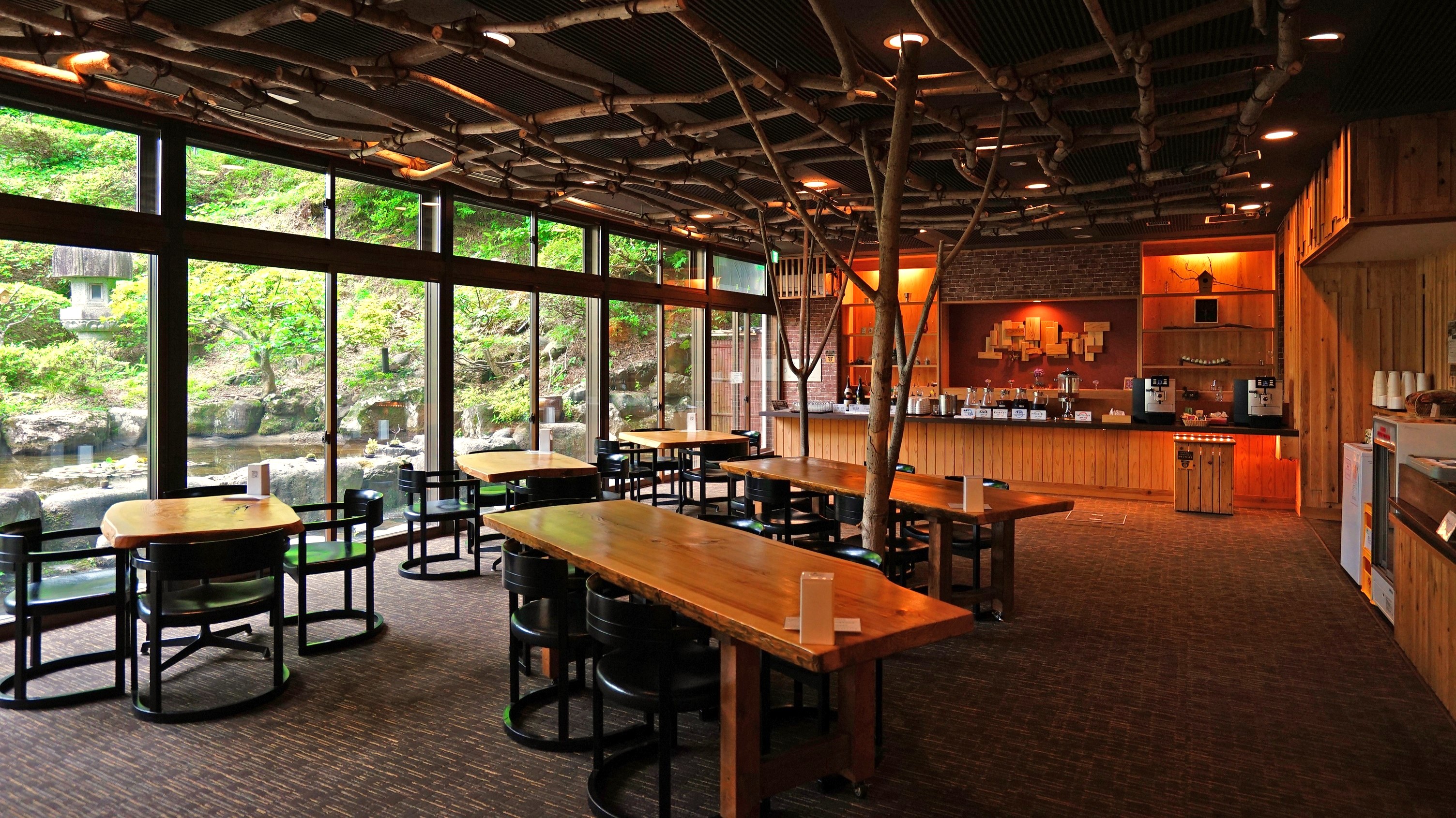 ライブラリーラウンジでは、フリードリンクをお楽しみいただけます