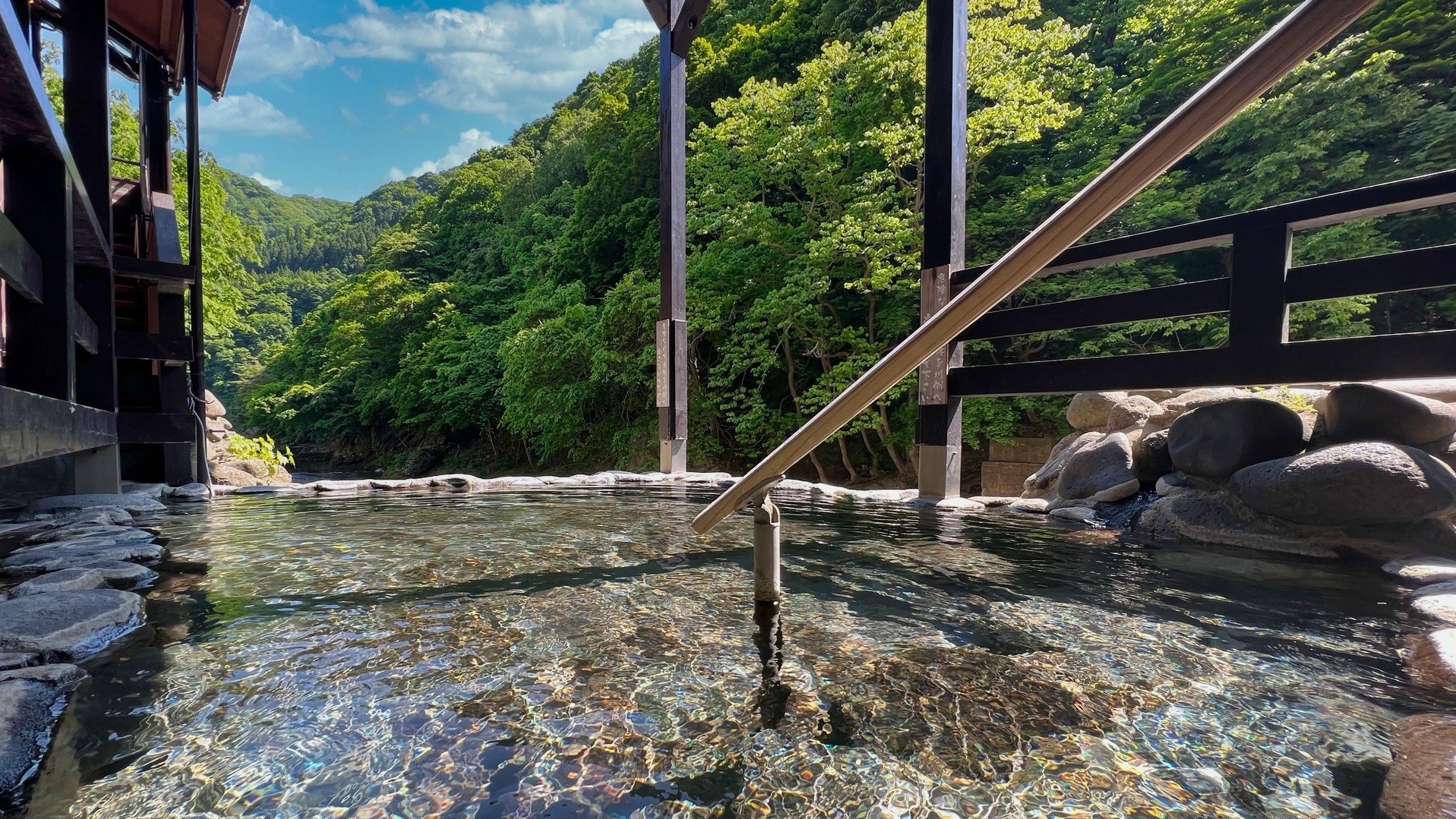 眼下にはダイナミックな米代川の渓流を望む男性露天風呂