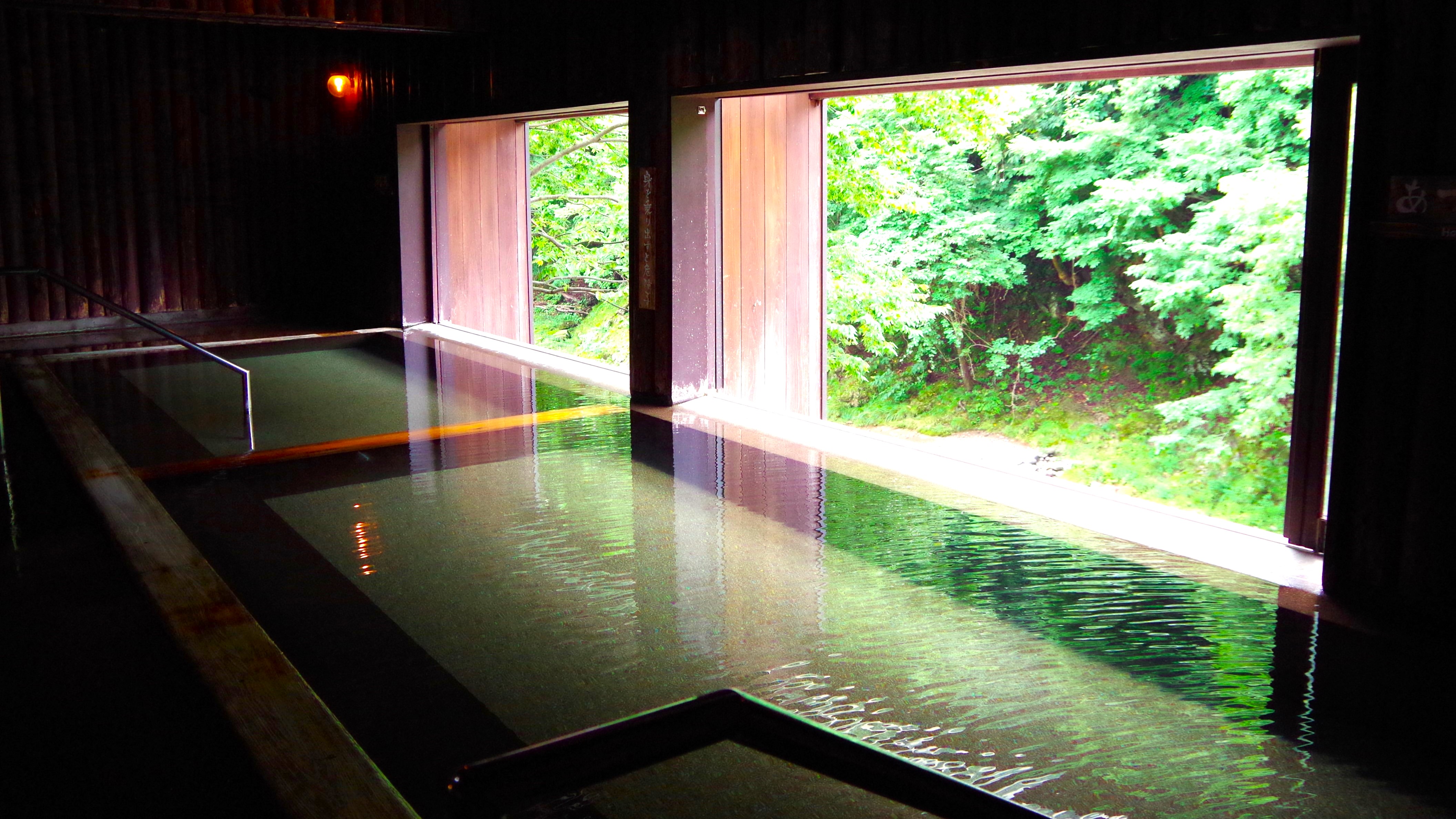 半露天風呂「せせらぎの湯 和」　夏の時期