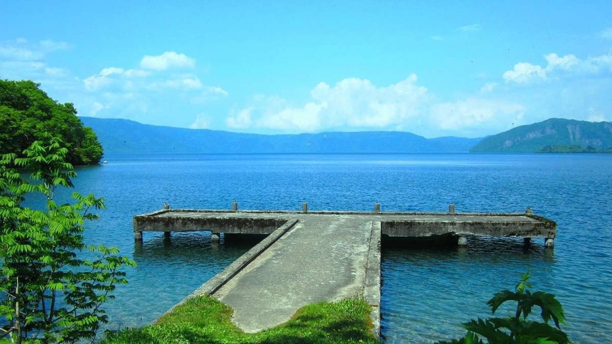 日本で三番目の深さを誇る「十和田湖」。様々な物語が語られる十和田湖に一度訪れてみては？
