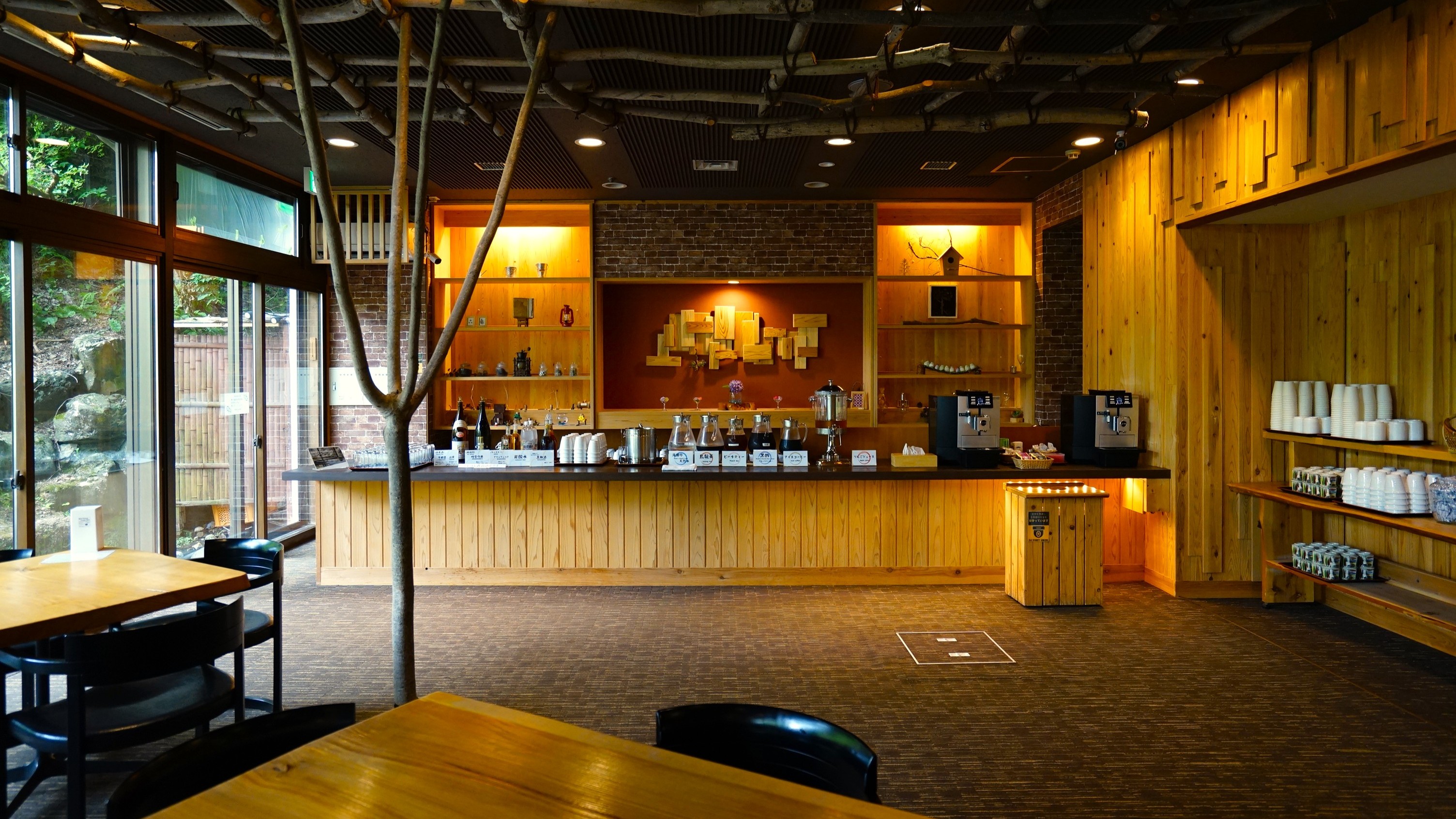 ライブラリーラウンジでは、フリードリンクをお楽しみいただけます