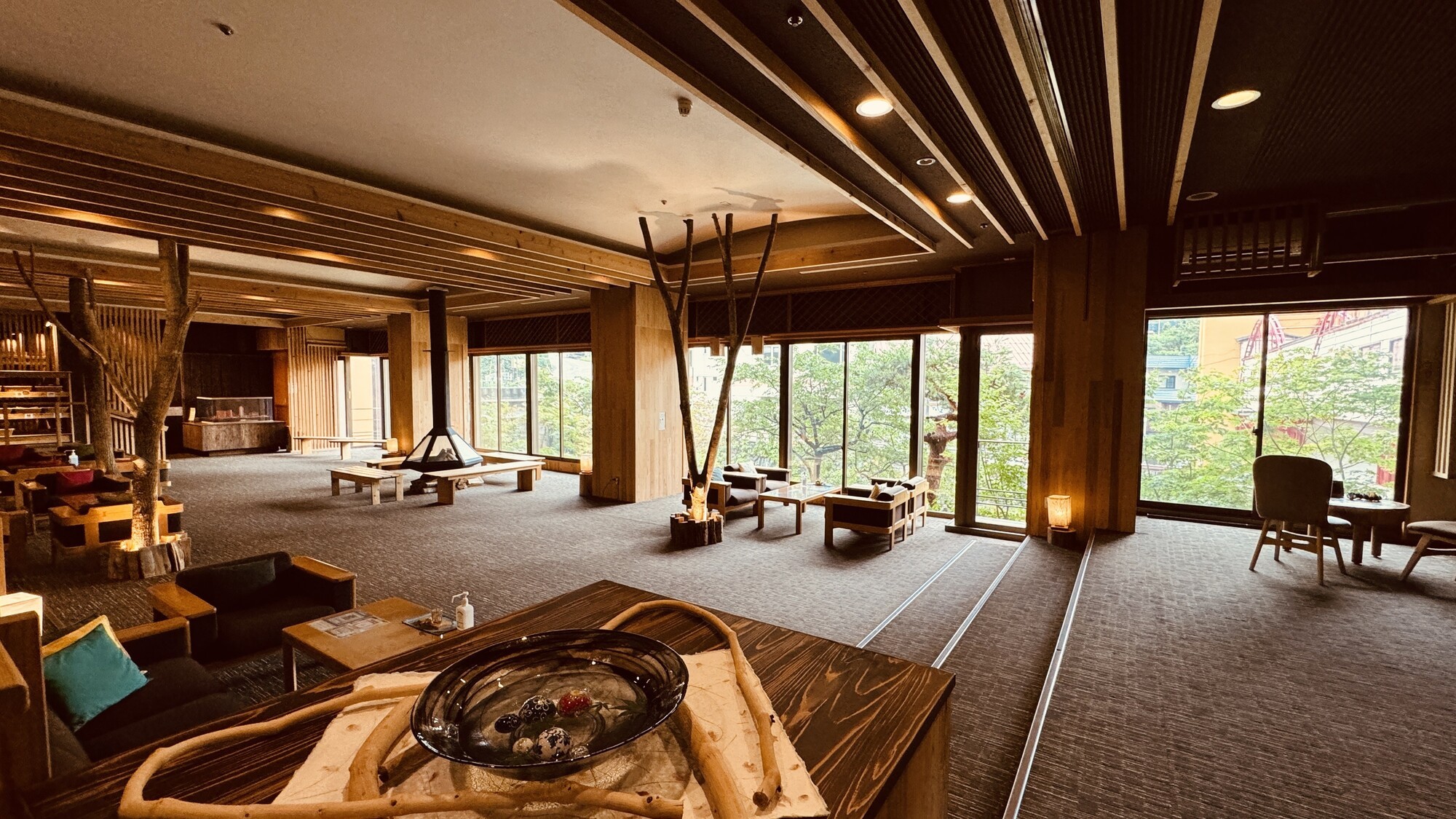 大きな窓があり木のぬくもりを感じるロビー