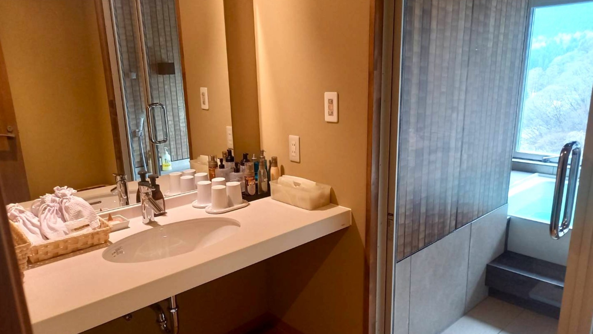 【源泉展望風呂付】本館10階157特別室◆洋室2間　84平米／脱衣場イメージ