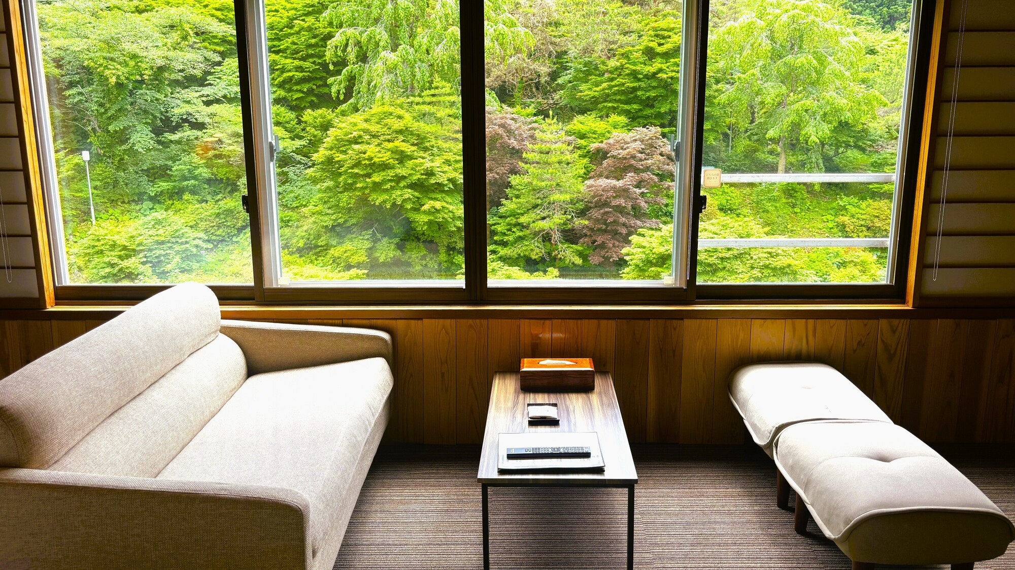 【渓流正面和ベッド】別館◆２ベッド　セパレートバス・トイレ付