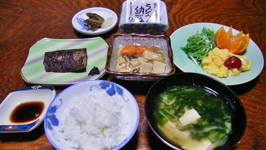 *朝食一例。温かい和定食をご用意!たっぷり食べて元気に出発して下さい。