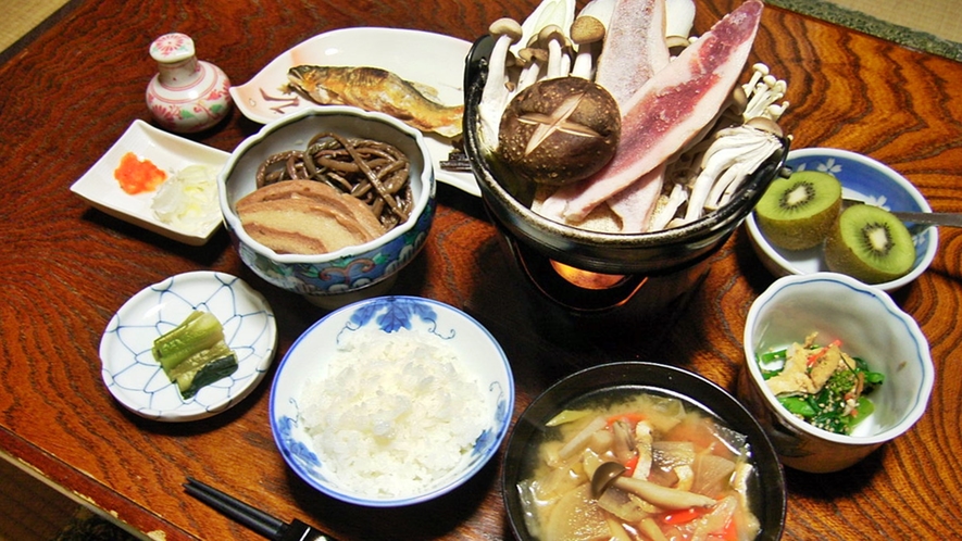 *夕食一例。旬のもの、地のものを使った手作りのお料理が並びます!