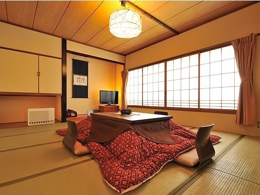 [Futama guest room] Japanese-style room 10 tatami mats + bedroom (winter)