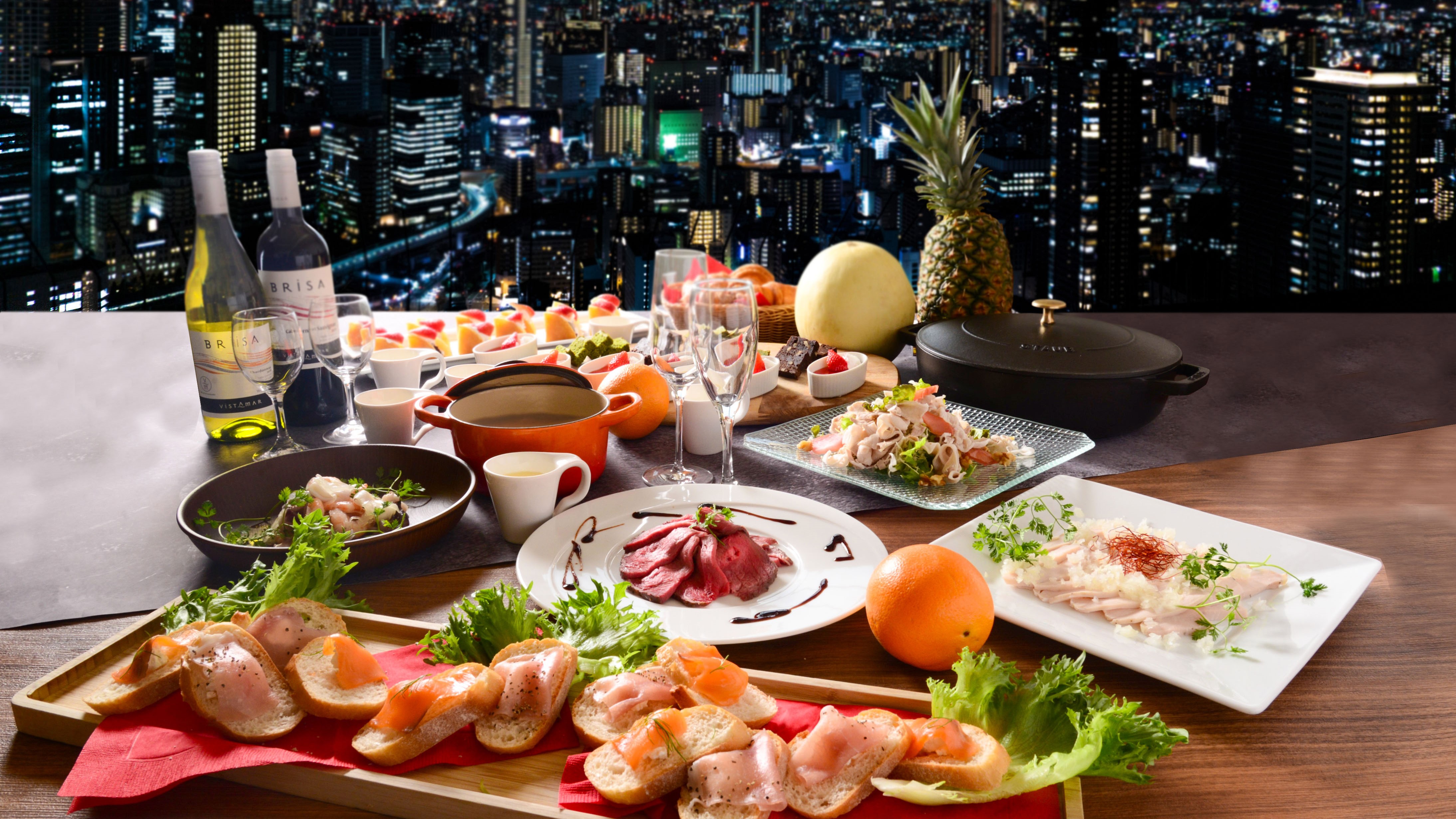 夜景を眺めながら楽しむディナービュッフェ(イメージ)