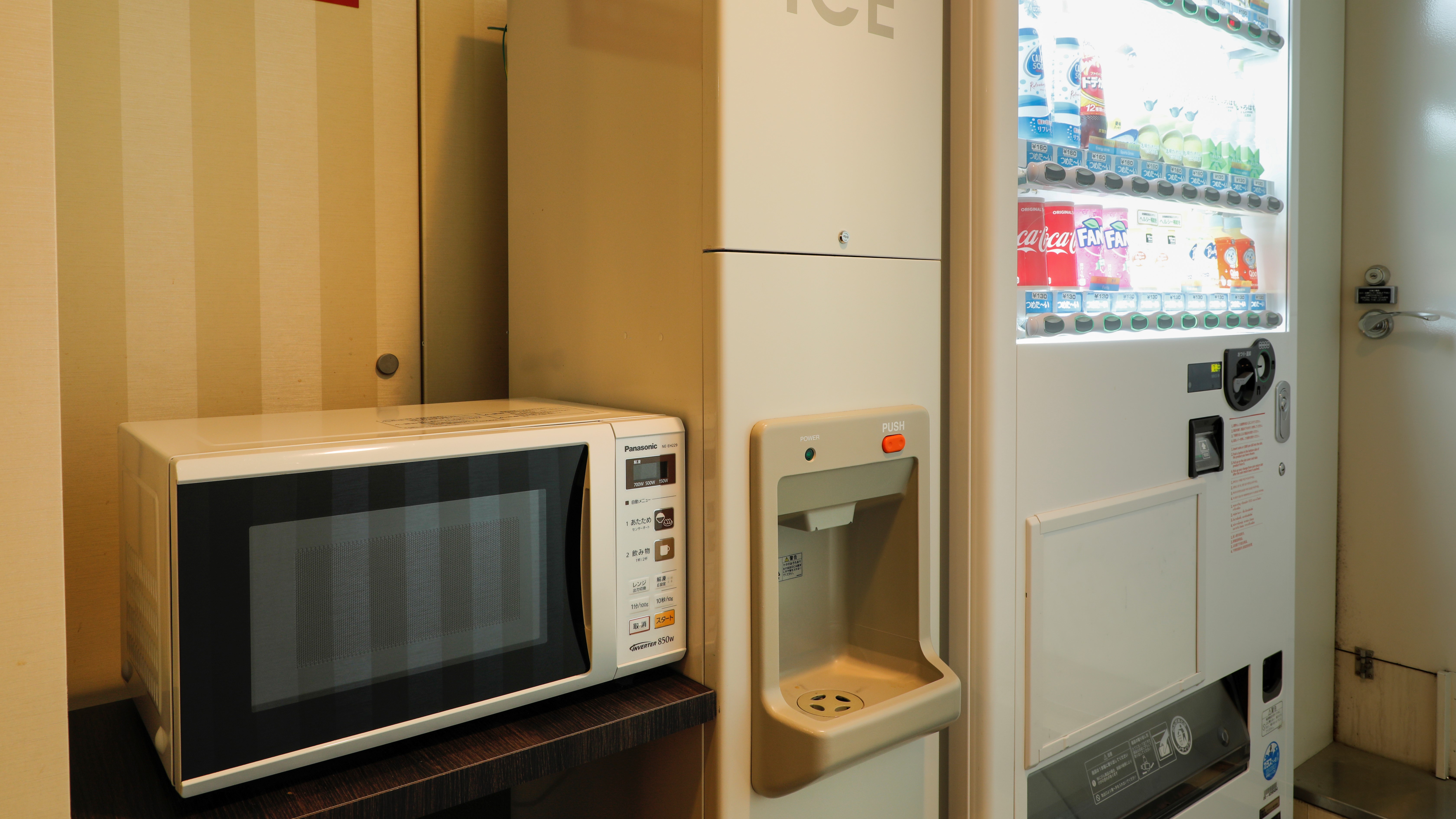 電子レンジ、製氷機、自動販売機は各フロアのエレベーターホールにございます。