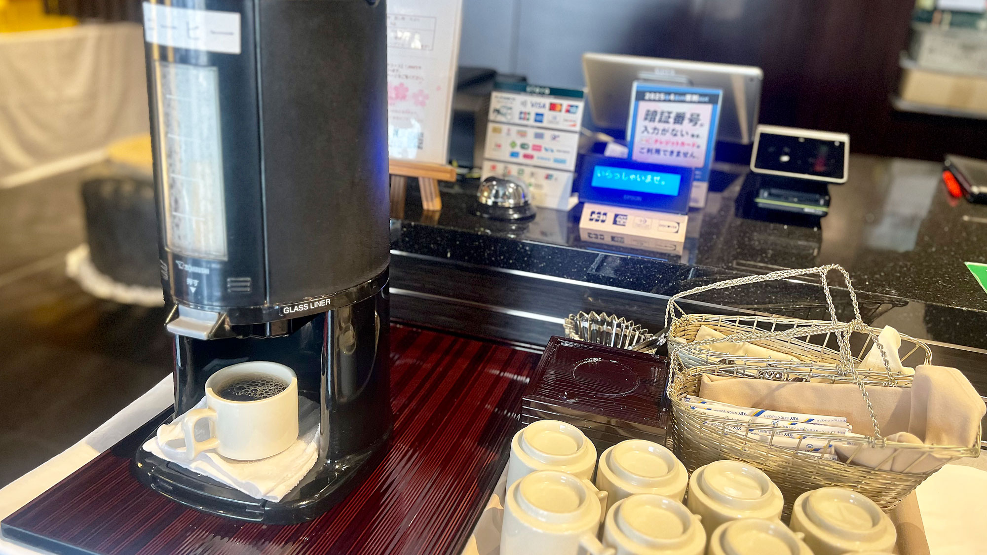 【朝食会場　ホットコーヒー　※受付手前】