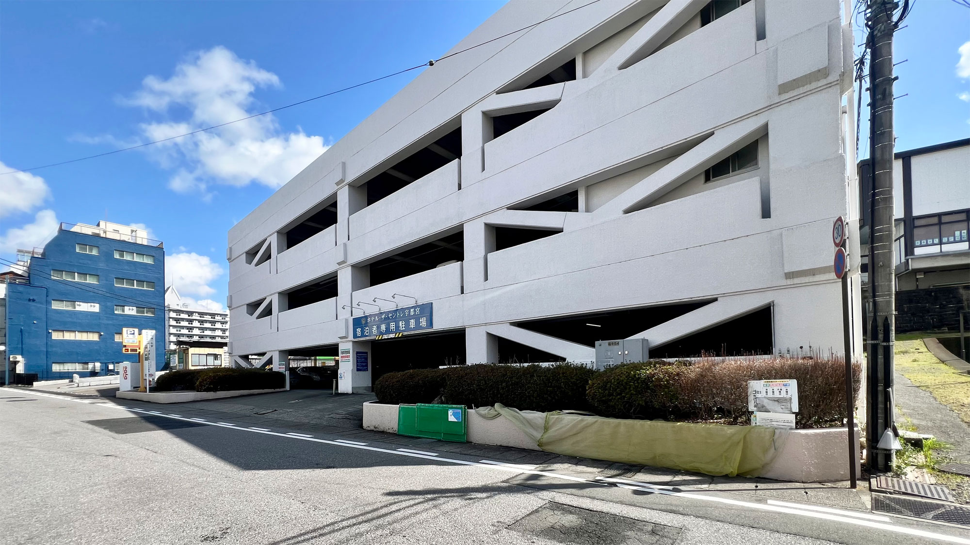 【駐車場①　ホテル・ザ・セントレ専用駐車場　有料　※入口は右側のみ】