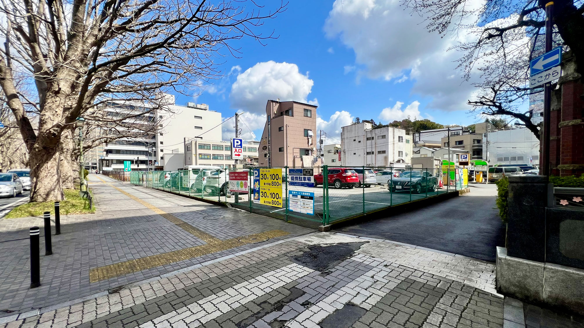 【駐車場②　本町合同ビル駐車場　道路沿い入口付近】