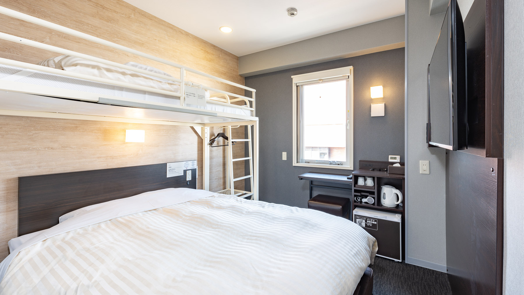 ダブルベッドとロフトベッド付