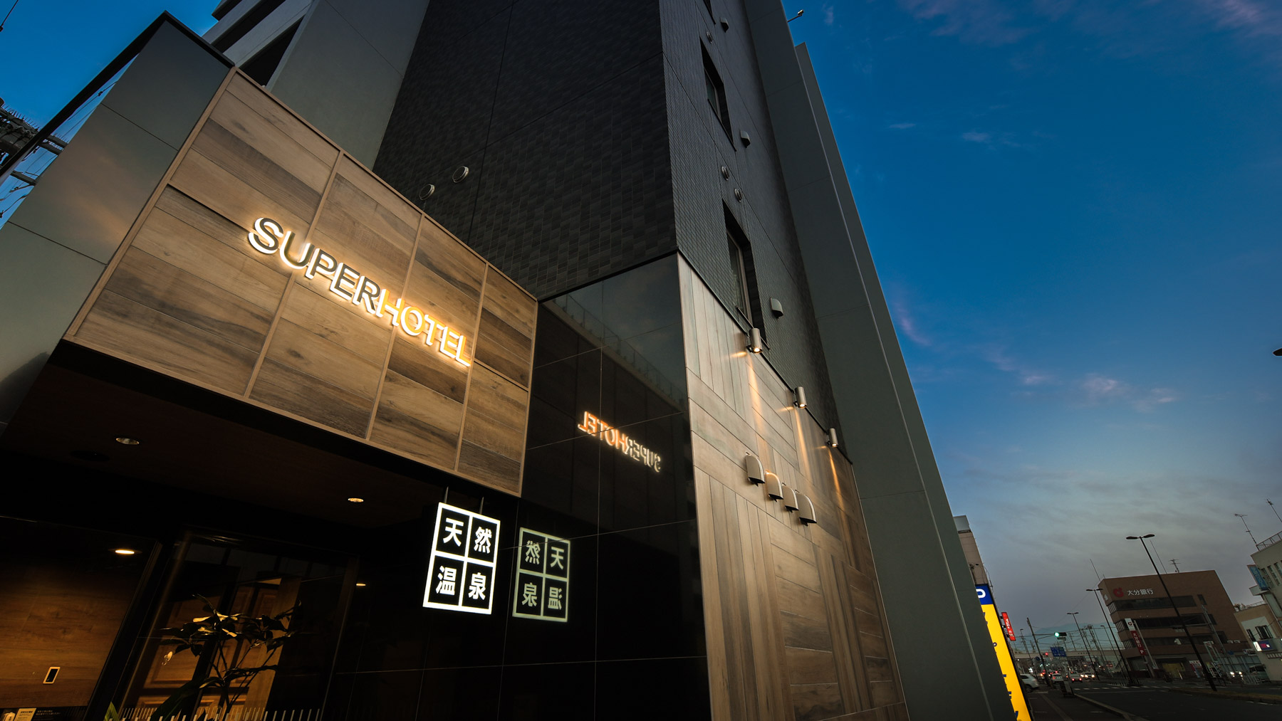 静かな夜に佇む、優しい光のランドマーク