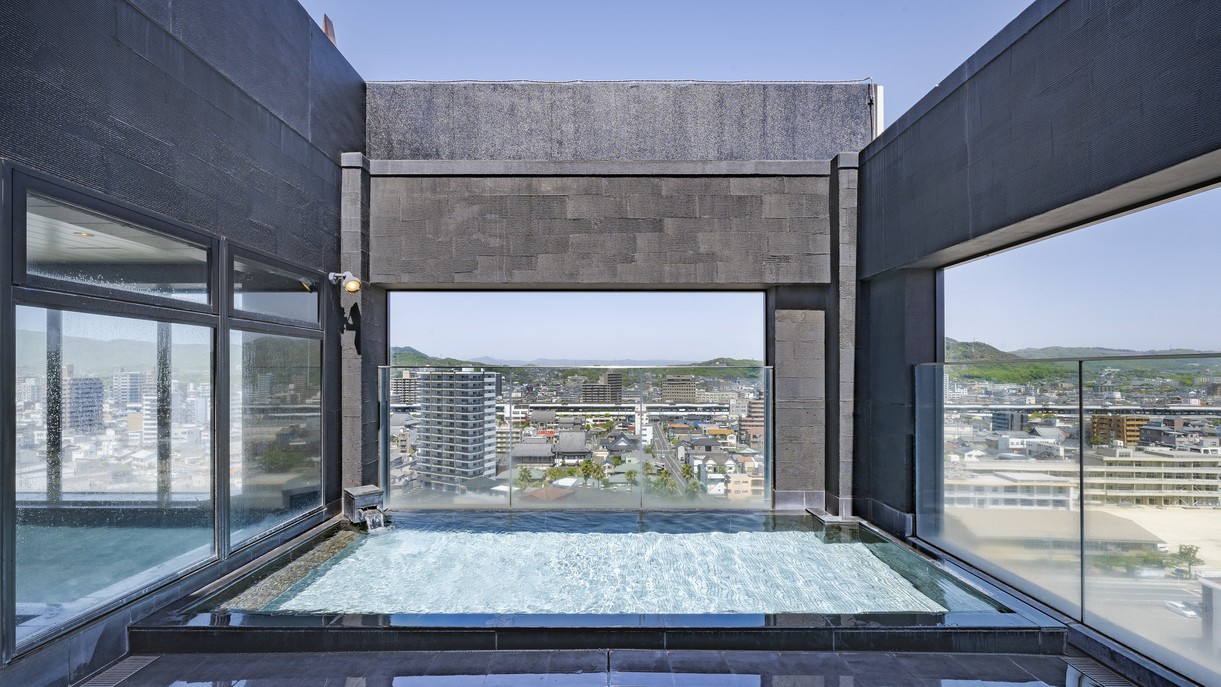 スカイスパ（男性） 14階 露天風呂から福山市内を一望できます。