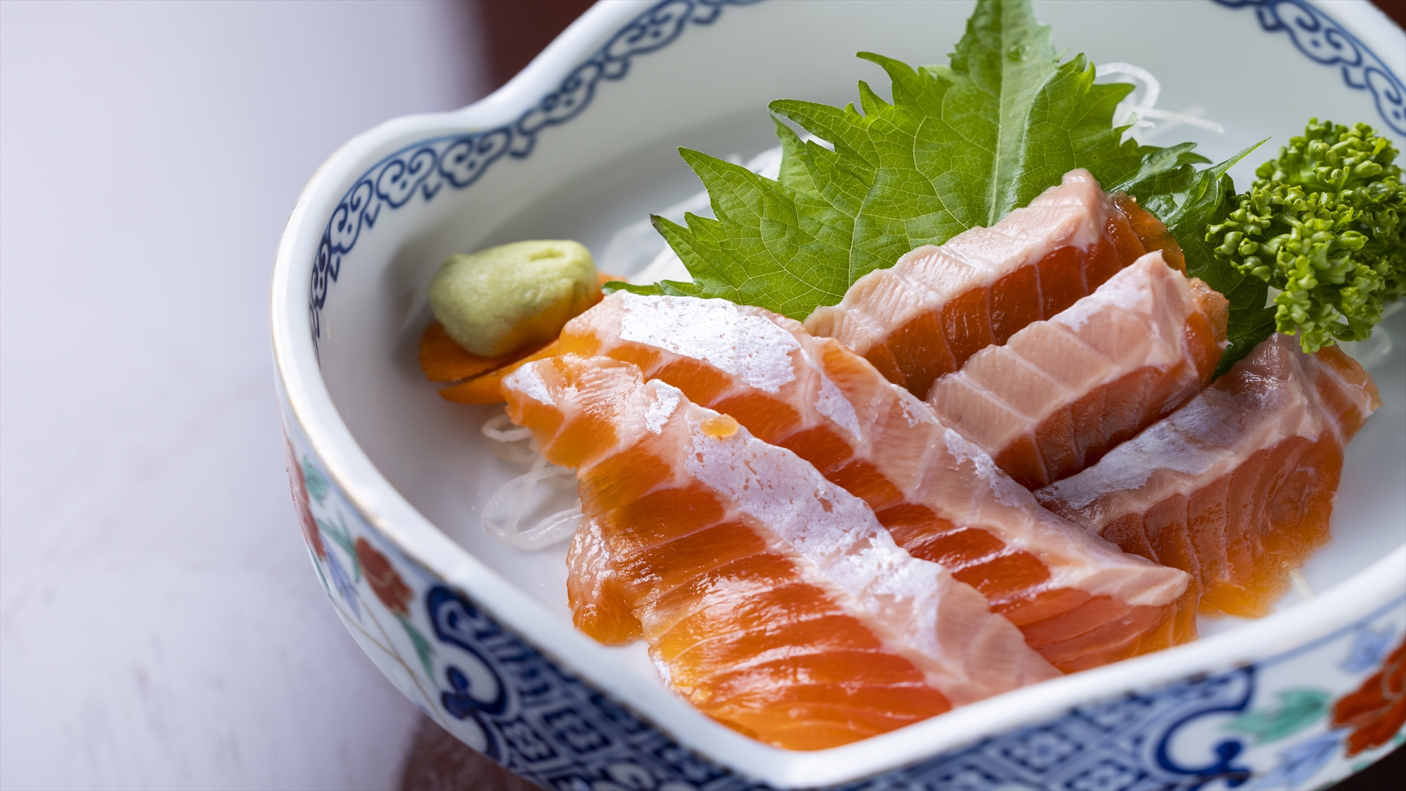 夕食会席の一品。川魚（鱒）のお刺身