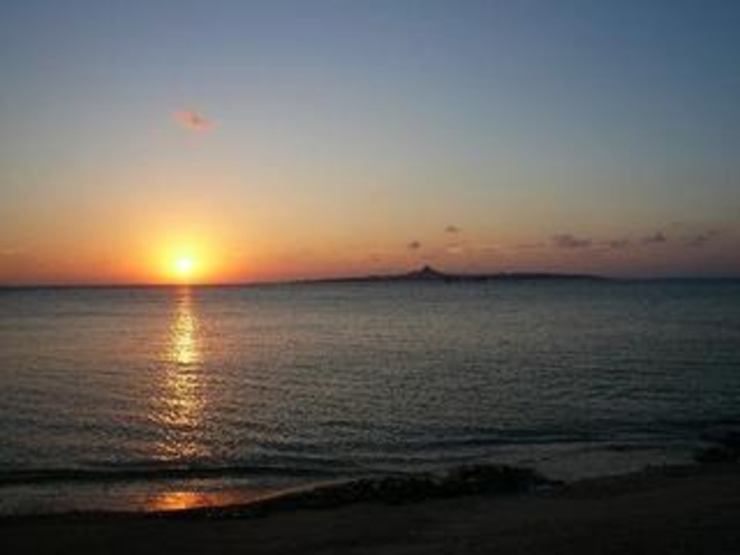 伊江島に沈む夕日はとても美しいです！