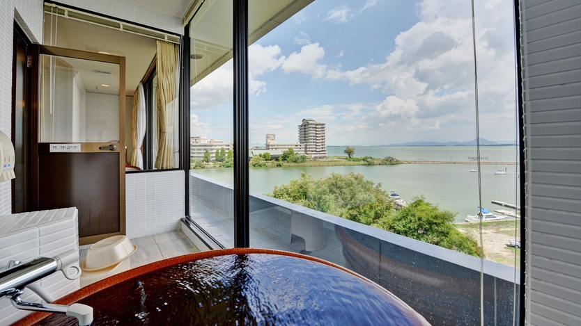 *【湖側ファミリー和洋室・展望つぼ湯付（一例】びわ湖を眺めながら、つぼ湯に浸かってお楽しみください。