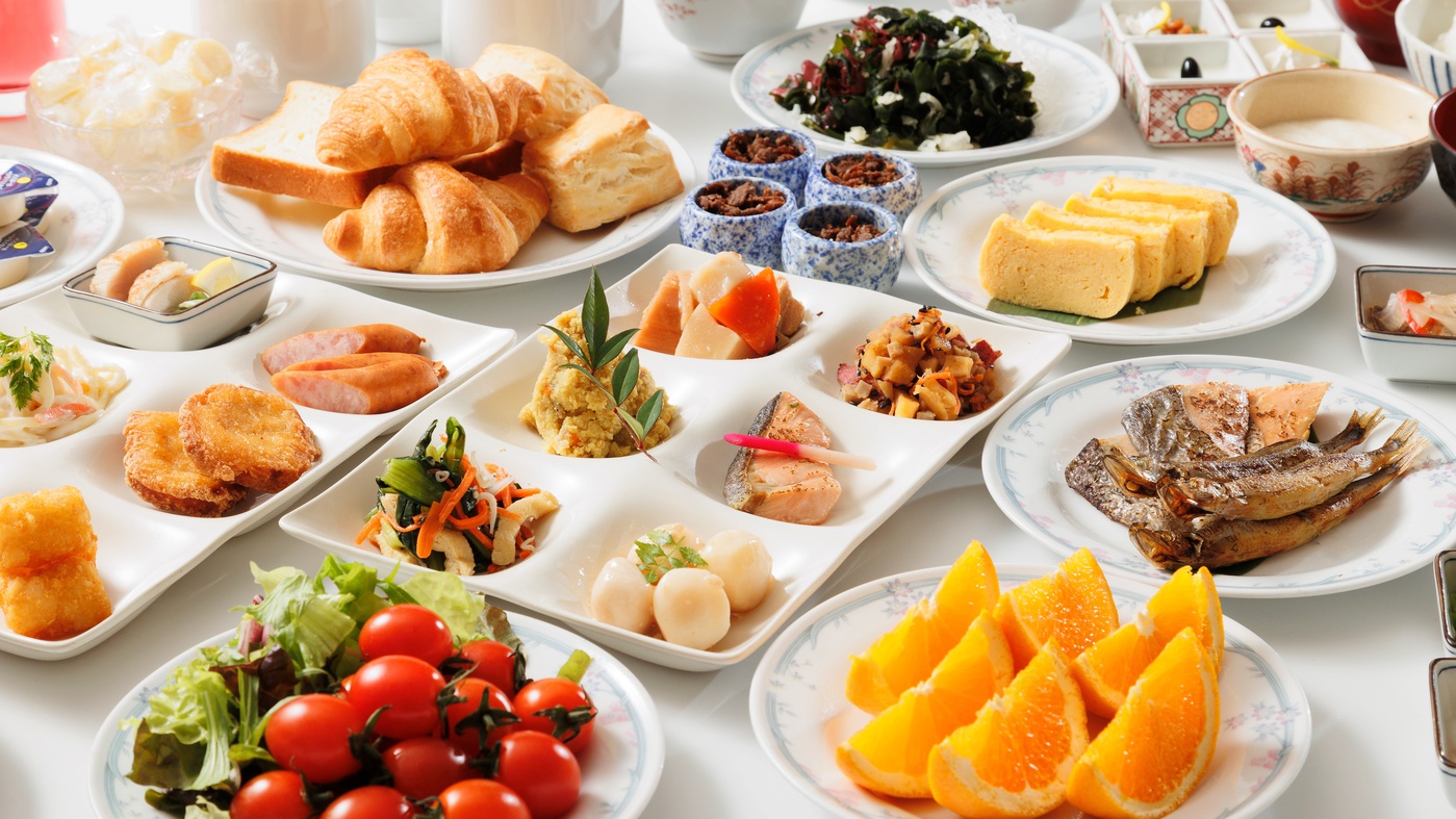 *【朝食一例】大人気の和洋朝食バイキング♪パン派もご飯派も大満足の品ぞろえです！
