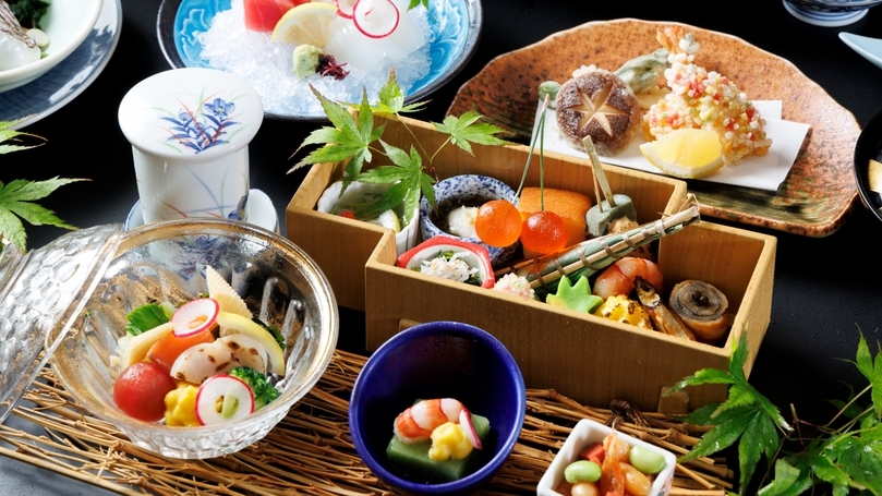 【連泊エコ割(2食付)】2連泊以上限定★お部屋清掃・アメニティなしでお得泊！＜季節の彩会席＞