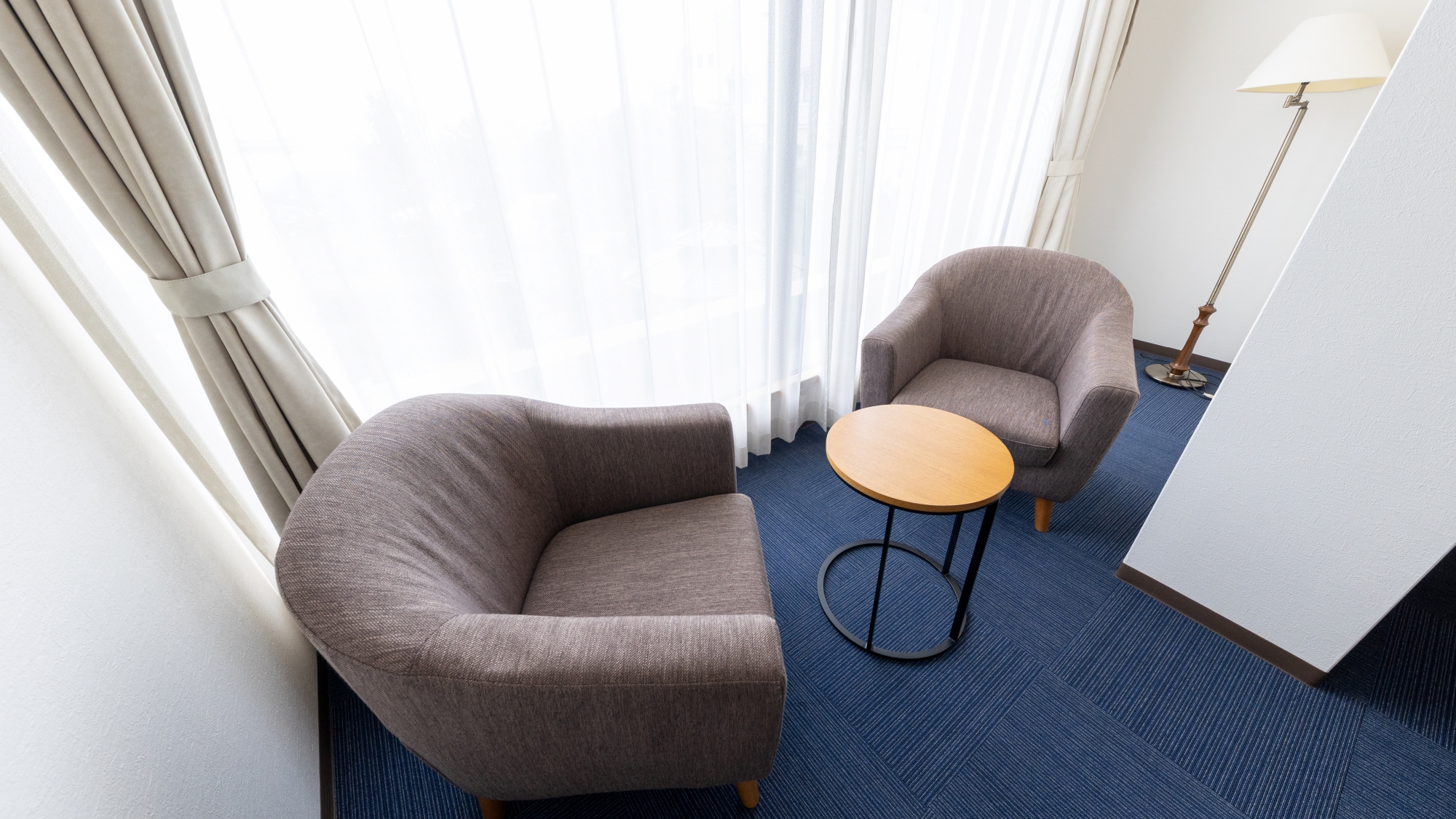 *【湖側洋室ツイン（一例）】ご家族やご夫婦・恋人と、琵琶湖を眺めながらのんびり♪