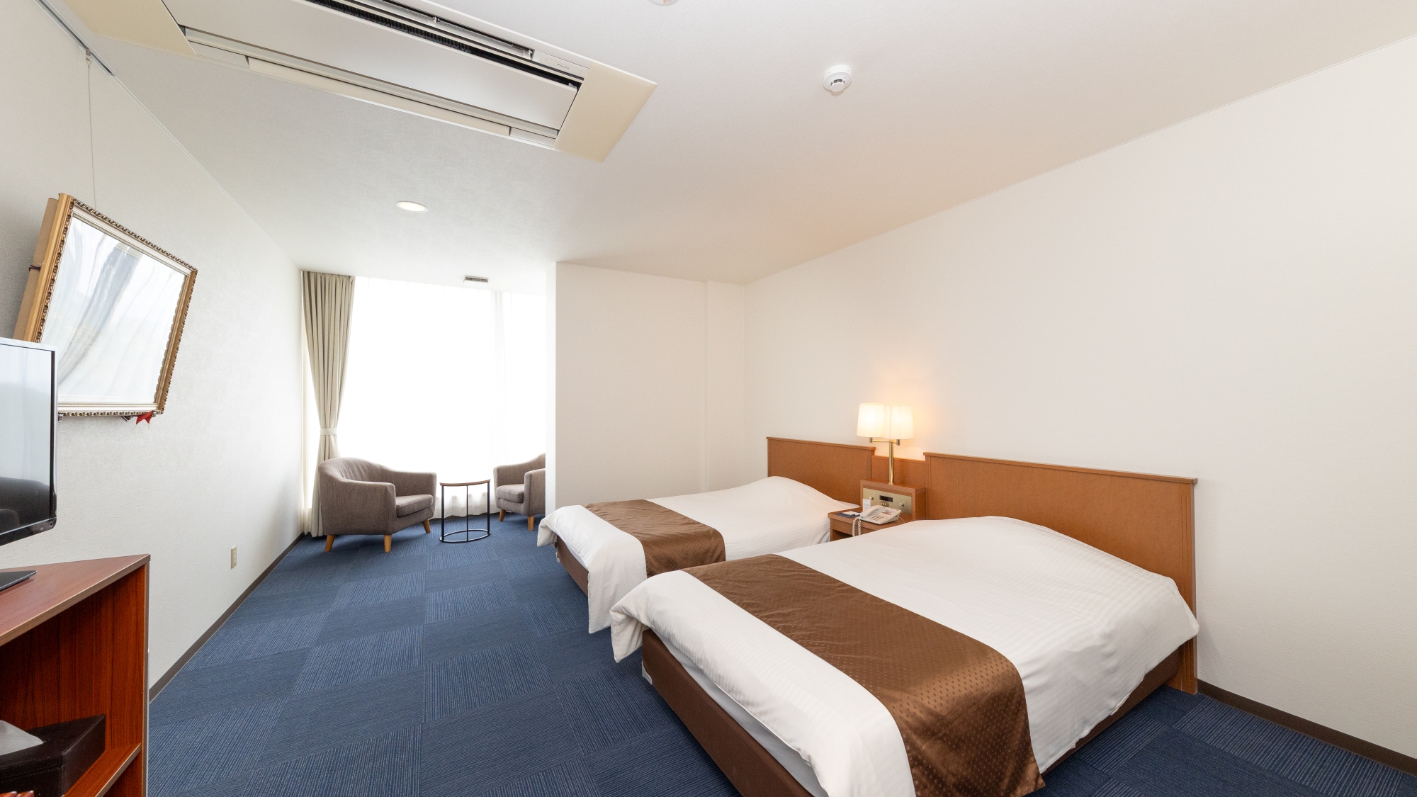 *【湖側洋室ツイン（一例）】ご家族やご夫婦・恋人と、琵琶湖を眺めながらのんびり♪