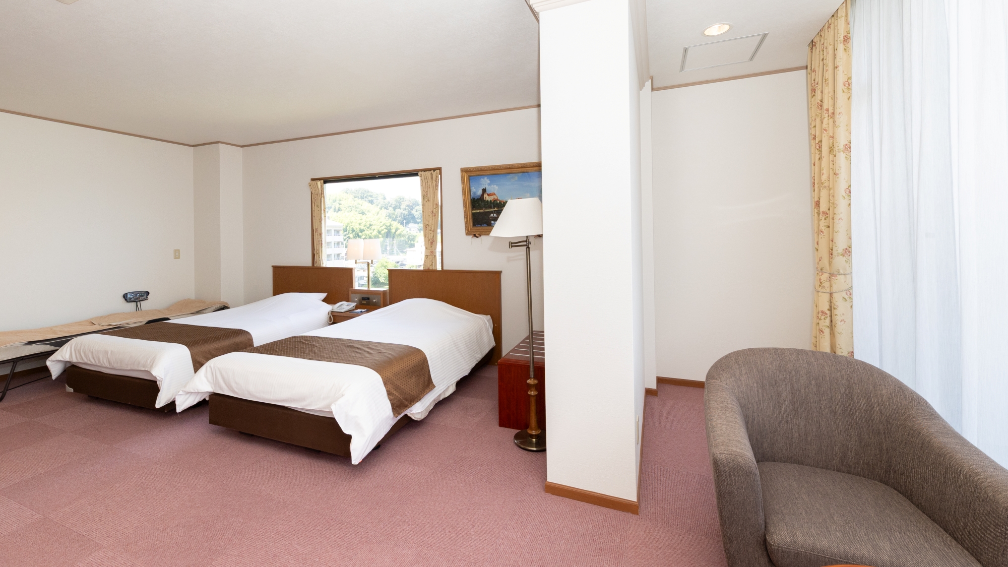 *【湖側ファミリー和洋室・展望つぼ湯付（一例】びわ湖を眺めながら、つぼ湯に浸かってお楽しみください。