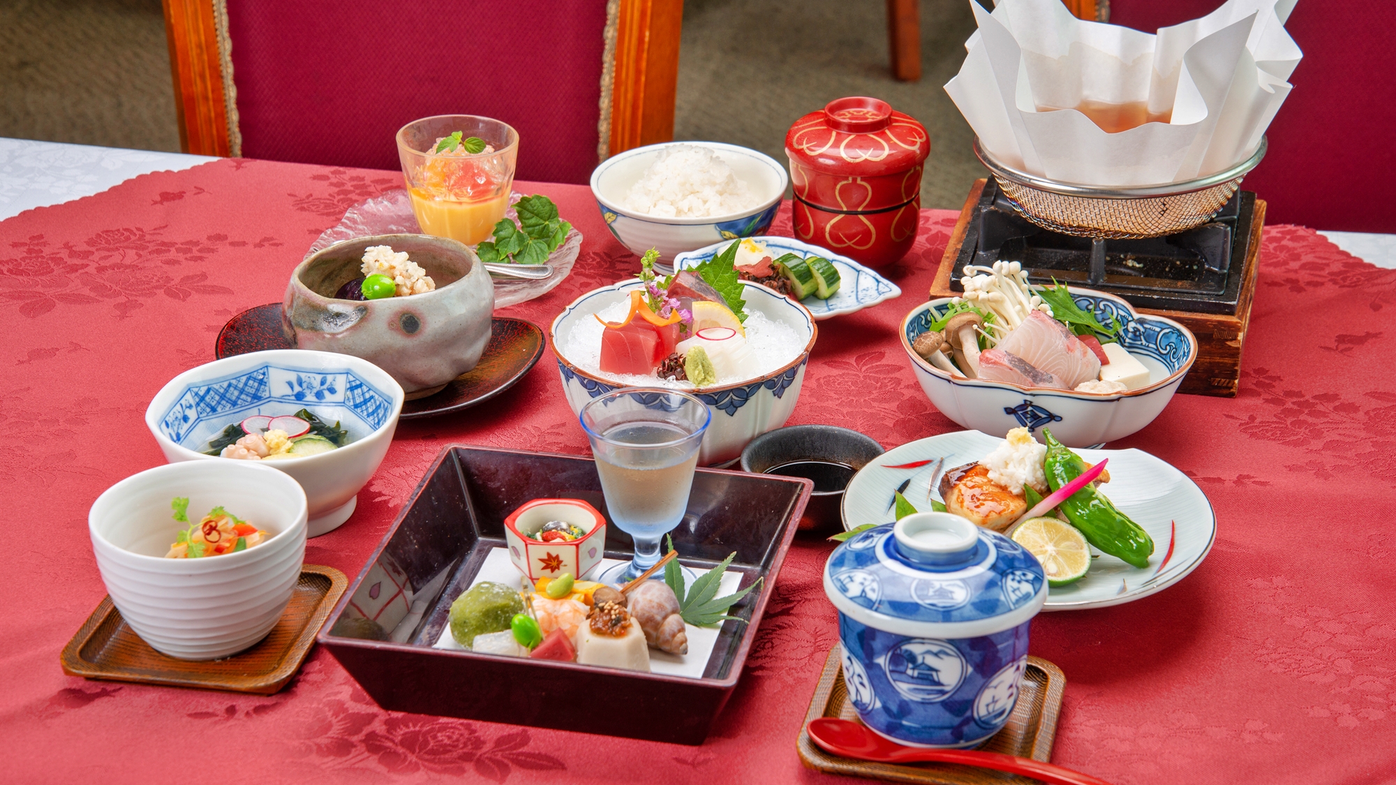 *【糸結会席】地産地消にこだわり、料理長が見た目も華やかに仕上げた、月替わりの本格和会席。