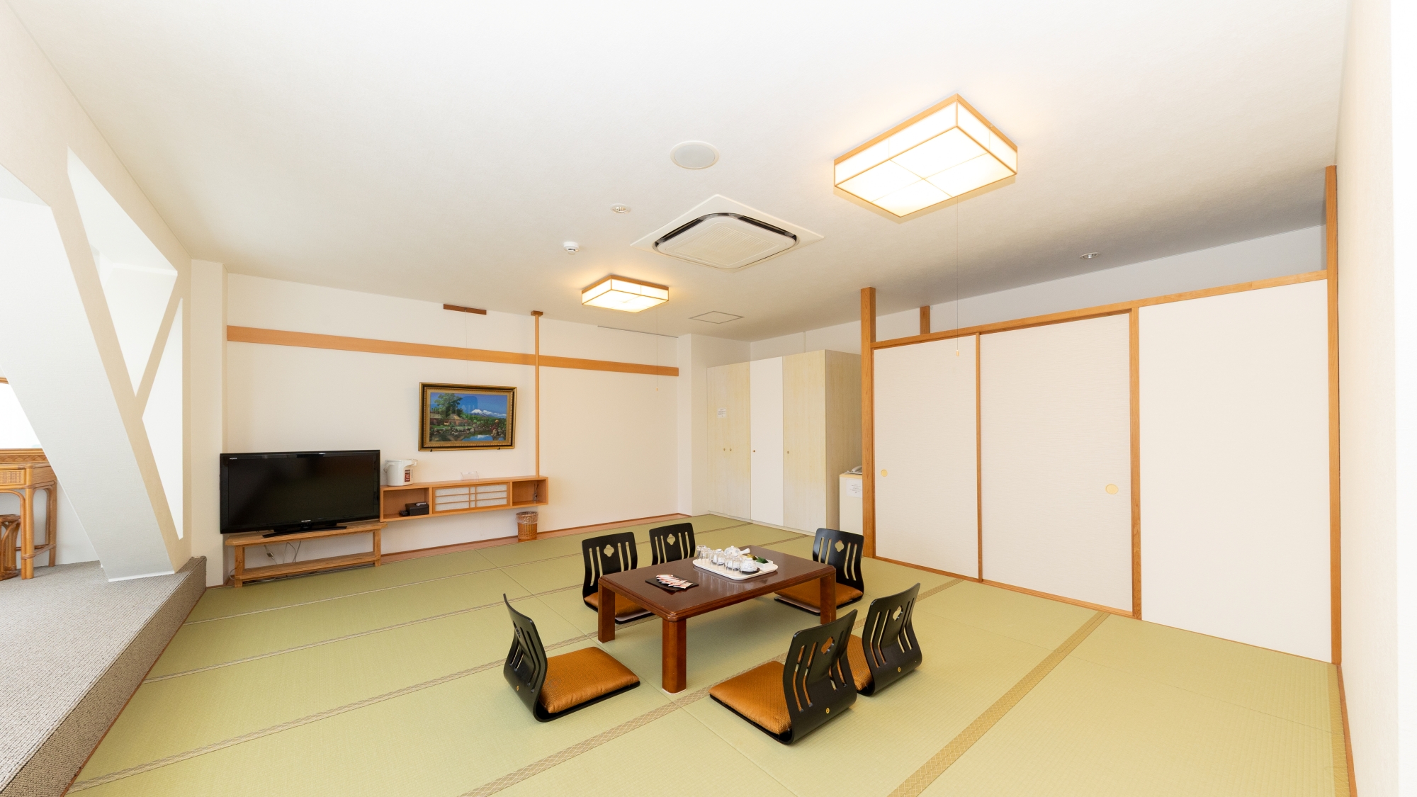 *【山側ファミリー和室（一例）】4名様から最大8名様までご利用可能な広々和室！