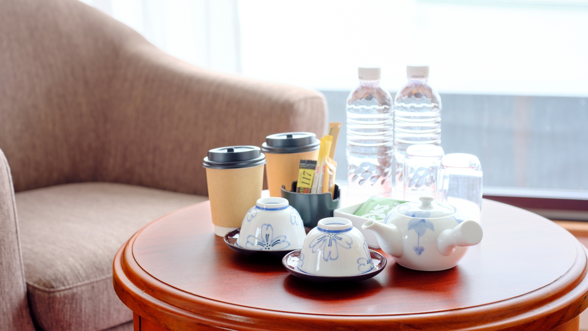 *【客室アメニティ】お部屋には無料のミネラルウォーターやコーヒーをご用意しております。
