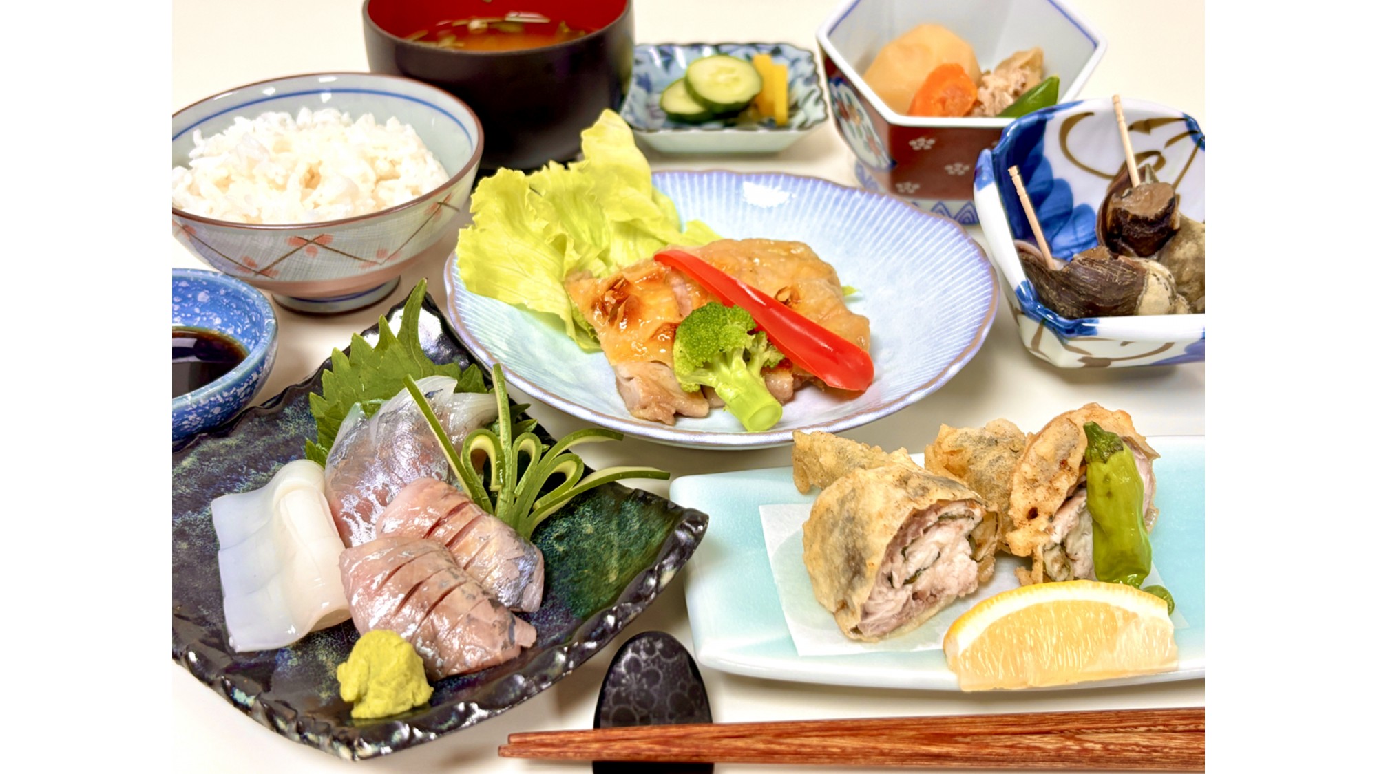 【夕食（人気居酒屋の手作りお膳）】フロントから１０秒の「花とう」さんでお召し上がりいただけます。