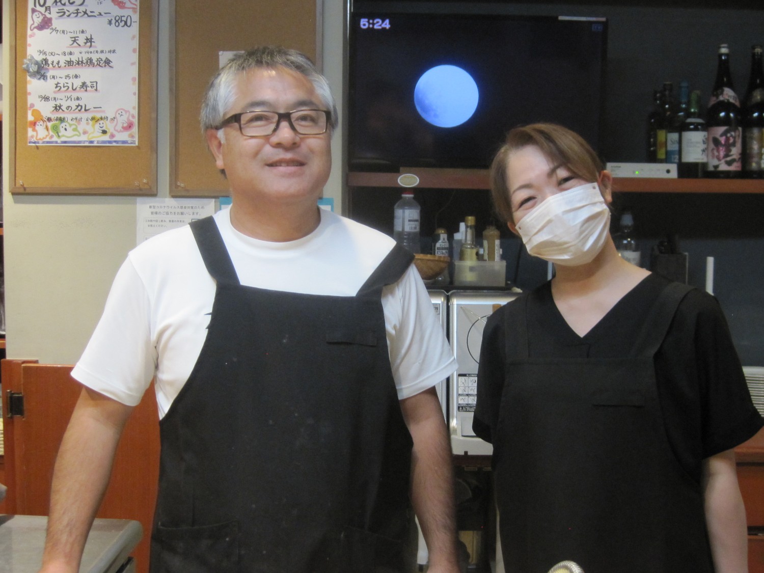 【居酒屋「花とう」店内】仲良し夫婦が美味しい手料理を提供します