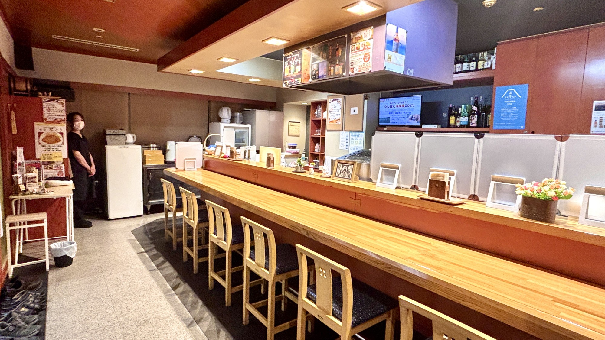 【居酒屋「花とう」店内】カウンター５席・お座敷もあります