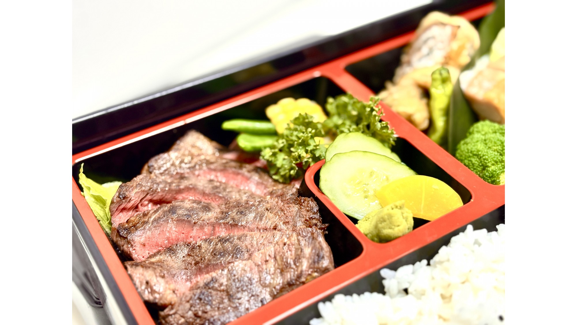 【夕食（人気居酒屋の手作り弁当）】お肉料理・お野菜などバランスの取れた料理内容です