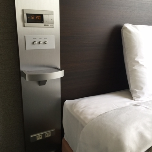 【客室】スマホ充電にも便利な枕元コンセント完備