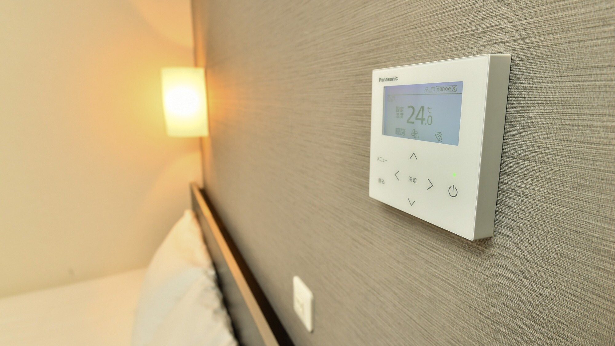 ベッドボード上に電源コンセントもございます☆