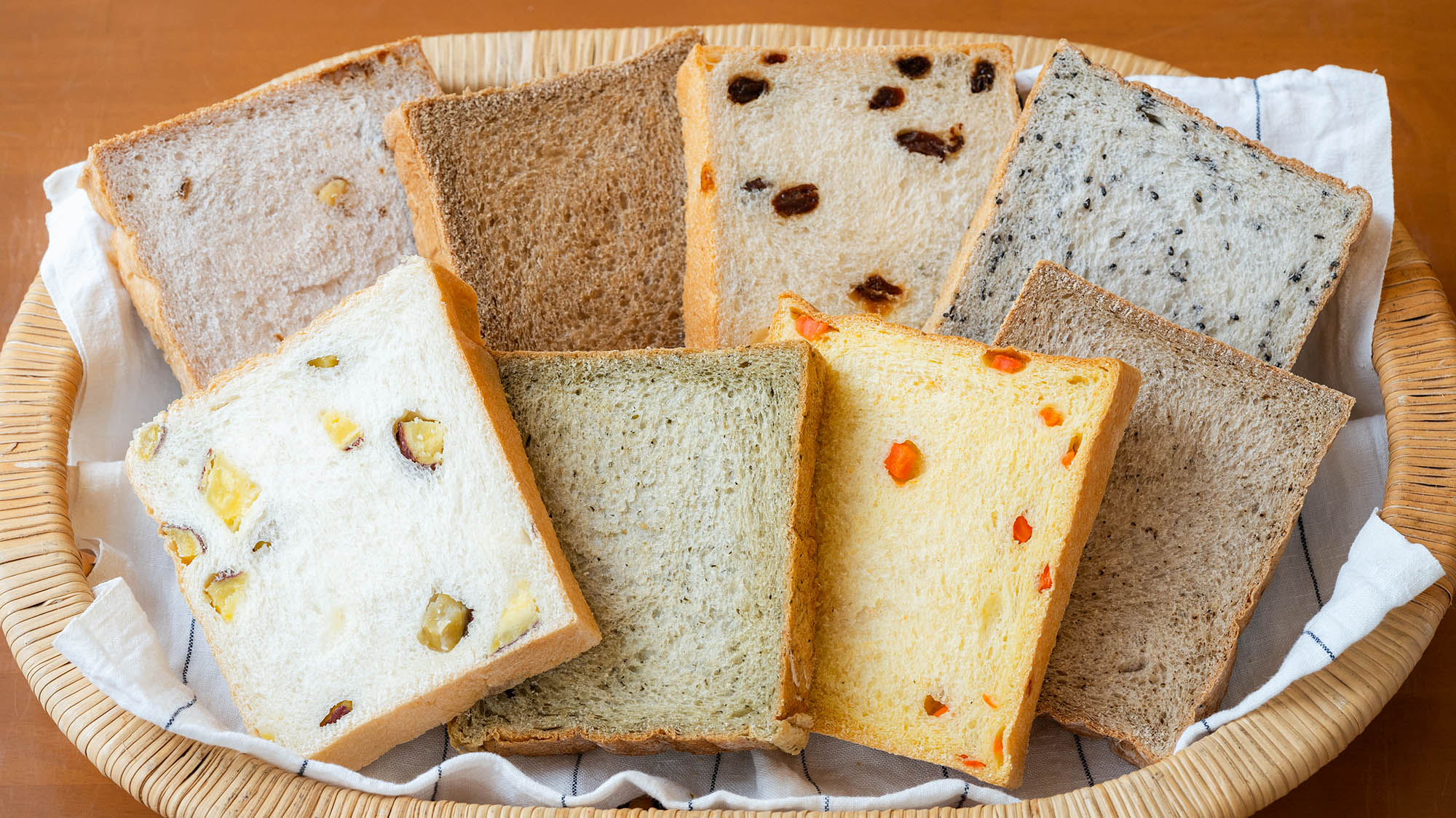 ・【朝食】ふわふわのパンは大好評。ホテルのスタッフが焼いており、日々異なるパンをご用意しております