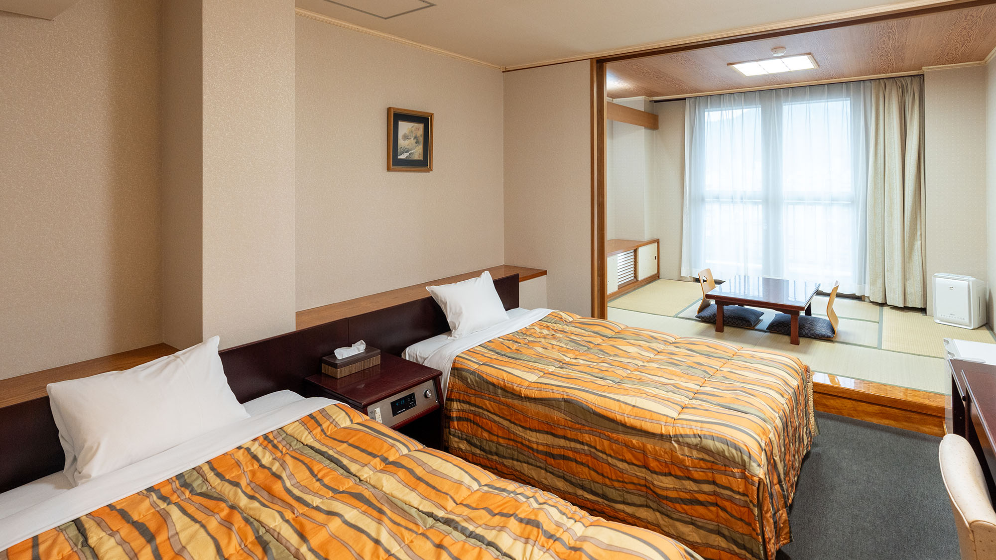 ・【和洋室ツインルーム】シングルベッド2台＋布団3組をご用意。最大5名様までご宿泊いただけます
